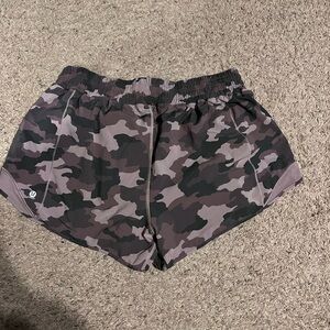 Lululemon camo hotty hot shorts high rise 4in inseam
